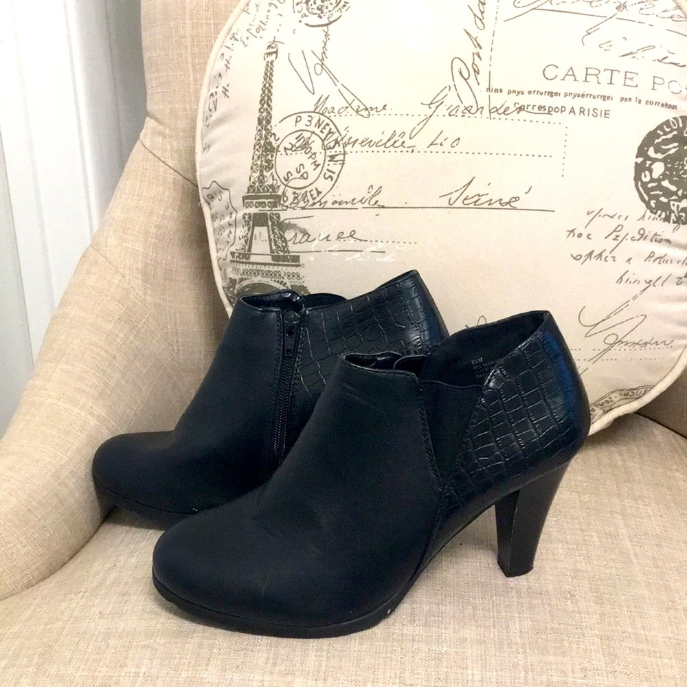 Cute black booties 8.5